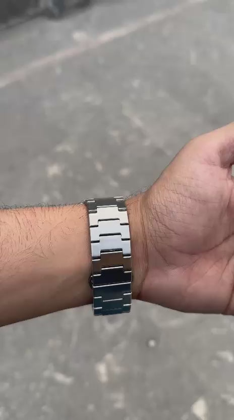 Luxury Ice Blue Waffle Dial Watch – Stainless Steel Integrated Bracelet Men’s Quartz Watch